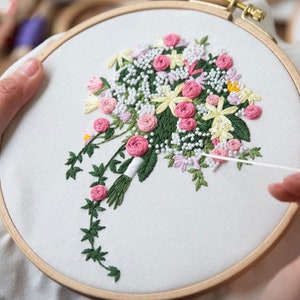 Kit de bordado de flores para iniciantes, kit de buquê de bordado à mão de rosas 3D, padrão de bordado inicial de gipsófila e margarida moderno - 8 pol.