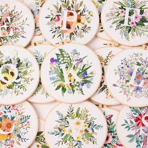 Kit de bordado floral con alfabeto, 26 iniciales para bordado de plantas para principiantes, kit de bolsa de lona con flores opcional, regalo de bordado DIY para ella, 8 pulgadas