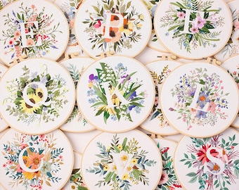 Kit per ricamo floreale con alfabeto, 26 iniziali per ricamo di piante per principianti, kit per borsa in tela con fiori opzionale, regalo di ricamo fai da te per lei - 8 pollici