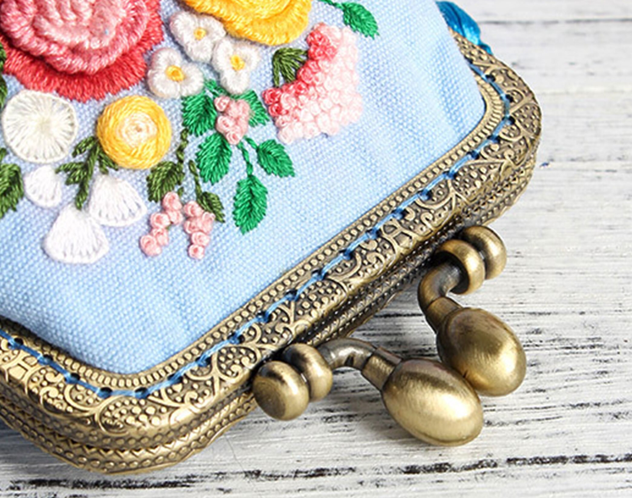 DIY Wood Bead Kiss Lock Coin Purse Embroidery Kit, Including Embroidered  Cloth, Embroidery Needles & Thread, Metal Purse Handle, Flower Pattern,  Light