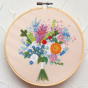 初心者用刺繍キット、モダンなひまわりチューリップローズブーケフラワーハンド刺繍パターン、DIYフープアートクラフトキット-8インチ