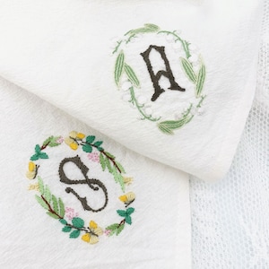 Customizable Flower Letter Hand Embroidered White Handkerchief, Personalized Pattern and Letters, Mother&#39;s Day Anniversary Gifts-30x30cm