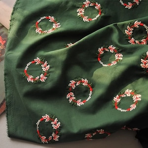 Tela navideña bordada, tela de algodón con fondo verde y rojo y corona de acebo bordada, tela decorativa navideña, ancho 130 cm/51&quot;