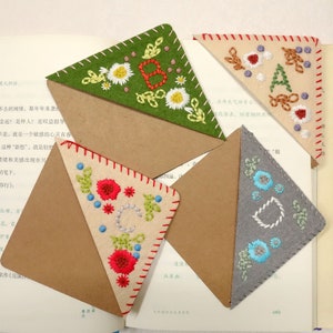 Marcadores de esquina bordados a mano personalizados, decoración de esquina de libro de flores bordadas con 26 letras personalizadas, marca de libro cosido de página triangular