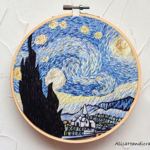 Op de afbeelding: Borduurwerk van Vincent van Goghs Sterrennacht. Het schilderij is nagemaakt met blauwe, gele en witte borduurgaren op een rond canvas.