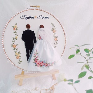 Pu&ograve; includere: Arte di ricamo a cerchio con una sposa e uno sposo in bianco e nero, con il testo "Together Forever" sopra. Il cerchio &egrave; decorato con perline di perle e ricamo floreale.
