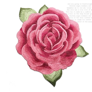 Puede incluir: Una rosa bordada de color rosa con hojas verdes. La rosa es un diseño floral tradicional.