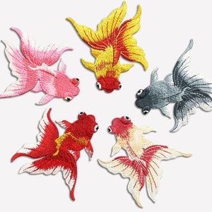 Può includere: Cinque toppe ricamate da stirare a forma di pesci rossi di vari colori, tra cui rosso, rosa, giallo e grigio. Le toppe sono perfette per aggiungere un tocco di fantasia a vestiti, borse o altri oggetti in tessuto.