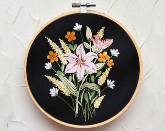 Pink Lily Bouquet Flower Embroidery Kit for Beginners/Floral Hand Embroidery Pattern/Needlework Kit Wall Decoration Hoop Art/Gift Ideas-8in