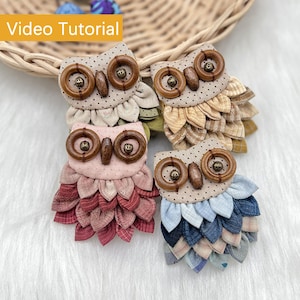 Può includere: Quattro spille da balia a forma di gufo in tessuto fatte a mano con occhi di legno. Ogni gufo è realizzato con tessuti a motivi diversi in tonalità di marrone, rosa, blu e verde.