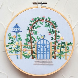 Kit de bordado para principiantes, pájaros y jardines para bordar, cercas llenas de flores, patrón de margaritas y flores de enredadera, kit de bordado de plantas de 10 pulgadas