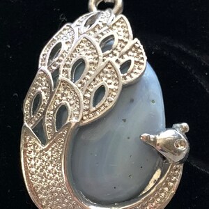 Colgante de pavo real de 35 x 20 mm de vidrio escoria de Michigan con engaste de aleación de plata y collar. Artículo 1571