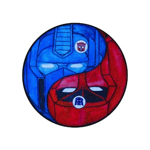 Pode incluir: Um símbolo yin yang com os logotipos dos Autobots e Decepticons. O lado dos Autobots é azul e o lado dos Decepticons é vermelho.