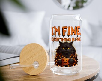 Könnte beinhalten: Ein klares, glasförmiges Trinkglas mit Bambusdeckel und Strohhalm. Auf dem Glas steht in Orange der Text "I'M FINE, EVERYTHING IS FINE" sowie eine Grafik einer schwarzen Katze mit einem Kürbis.