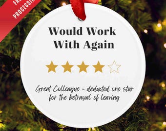Könnte beinhalten: Runder, weißer Weihnachtsschmuck mit dem Text "Would Work With Again" und vier goldenen Sternen. Der Schmuck hat ein rotes Band und den Text "Great Colleague - deducted one star for the betrayal of leaving".