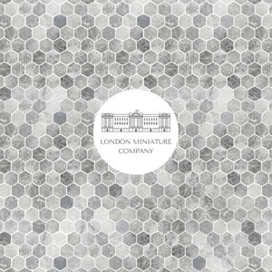 Puede incluir: Un círculo blanco con un contorno negro contiene un dibujo lineal de un edificio con el texto "LONDON MINIATURE COMPANY" debajo. El fondo es un patrón de azulejos hexagonales grises.