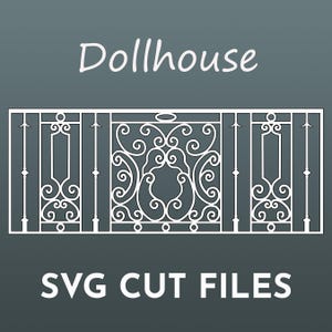 以下が含まれることがあります： 白の装飾的なドールハウスの手すりのデザイン。複雑な渦巻き模様と垂直のバーがあります。画像には、グレーの背景に白い文字で「Dollhouse」と「SVG CUT FILES」というテキストが含まれています。