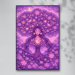Può includere: Una stampa artistica incorniciata raffigurante una donna con una forma ad albero, resa in tonalità di viola. I capelli e il corpo della donna sono intrecciati con rami, fiori e uccelli. Una luna crescente e stelle adornano lo sfondo, creando una scena mistica.