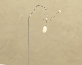 Kinetic earring silver and pearls ''ATOMI'' DIVERGENT - P15 - single earring - sculpture jewel - modern art - mobile earring