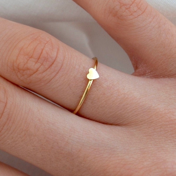 Anello impilabile con minuscoli cuori d'amore riempiti in oro 14K · delicati gioielli boho minimalisti delicati · Anello in argento sterling / riempito in oro