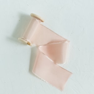 Seidenband in NUDE,handgefärbt,3 Meter Band auf Holzspule,für Einladungen,Bänder für Gastgeschenke,Brautsträuße, Band für Geschenkverpackungen,