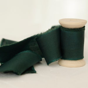 hand gefärbtes seidenband,seidenband dunkel grün,seidenband hand gefärbt,seidenband hochzeitseinladung,brautstrauß,seidenband dunkelgrün