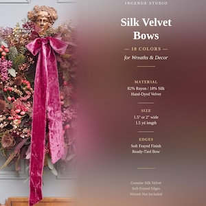 Puede incluir: Un lazo de terciopelo de seda magenta con bordes largos y deshilachados sujeto a una corona floral. El texto dice: Silk Velvet Bows, 18 colores, 82% rayón / 18% seda, 3,8 cm o 5,1 cm de ancho, 1,4 m de largo, acabado deshilachado.