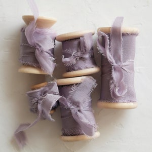 Stoffig lila zijden lint op spoel, handgeverfd, lila kleur, zijden bruiloftlint, zijden lint, huwelijksuitnodiging, bruidsboeket, bruiloftdecor