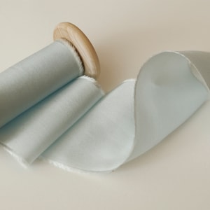Lichtblauw zijden lint, hemelsblauw bruiloftslint, handgeverfd lint, lint voor huwelijksuitnodiging, bruidsboeket, flatlay bruiloft, stylinglint
