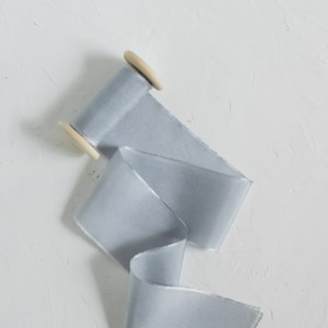 Blau Grau, gefärbtes Seidenband, silber blau, Seidenband auf Spule, für Hochzeitseinladung, Brautstrauß, Hochzeit Flatlay, graues Hochzeitsband