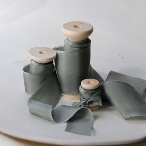 Nastro verde salvia strappato a mano, nastro di seta tinto a mano per invito a nozze bouquet da sposa nastro stile flatlay nastro con bordi sfilacciati