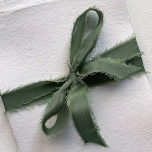 mosgroen lint, met de hand geverfd, zijden lint mosgroen, zijden lint voor trouwbedankjes, bruidsboeket, trouwuitnodigingen, trouwbriefpapier