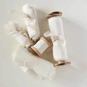 ivoor zijden lint, zijden bruiloftslint, handgeverfd zijden lint, zijden lint op de spoel, huwelijksuitnodiging, bruidsboeket, flatlay-styling bruiloft
