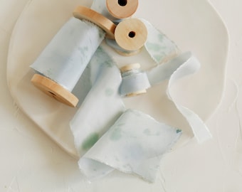 Hellblau grünes Seidenband handgefärbtes stationäres Band marmoriertes Seidenband ausgefranste Kante Hochzeit Bouquet Band Hochzeit flatlay