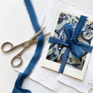 Donkerblauw lint, zijden lint in donkerblauw, zijden lint voor trouwbedankjes, bruidsboeket, huwelijksuitnodigingen, cadeauverpakking, trouwbriefpapier