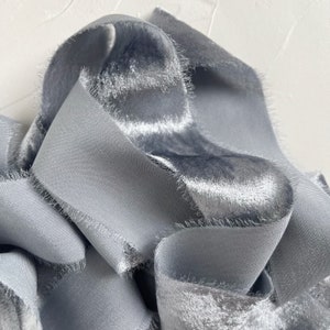 Fita de veludo de seda azul empoeirada, tingida à mão, fita de buquê rasgada à mão, fita azul cinza, fita para guirlandas, buquês de casamento, embrulho de presente