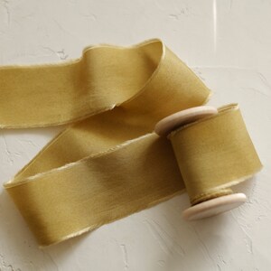 goldenes senffarbenes seidenband hand gefärbtes seidenband, für hochzeitseinladung, brautstrauß, hochzeits flatlay styling