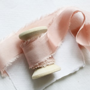 Seidenband in NUDE,handgefärbt,3 Meter Band auf Holzspule,für Einladungen,Bänder für Gastgeschenke,Brautsträuße, Band für Geschenkverpackungen,