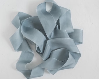 blaues Seidenband,blaues Seidenband,blaues Seidenband,für Hochzeitseinladung,Brautstrauß,Hochzeits-Flatlay-Styling