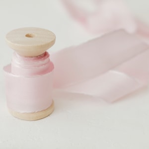 rosa Seidenband,rosa Hochzeitsband,hand gefärbtes Seidenband, rosa Band für die Hochzeitseinladung, den Brautstrauß, für die Hochzeit im Flatlay-Styling