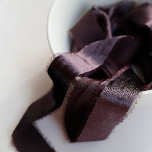 PLUM - fita de veludo de seda rasgada à mão, tingida à mão, fita violeta escura, fita para guirlandas de natal, buquês de casamento, embrulhos de presentes e decoração