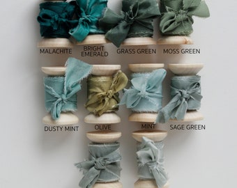 Puede incluir: Carretes de cinta de seda verde en varios tonos, incluyendo malaquita, esmeralda brillante, verde hierba, verde musgo, menta polvorienta, oliva, menta, verde salvia, algodón verde salvia y salvia pálida.