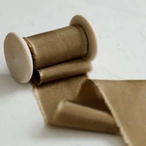 bronzen zijden lint, bronzen bruiloftslint, hand geverfd zijden lint, lint voor huwelijksuitnodiging, bruidsboeket, bruiloft flatlay, styling lint