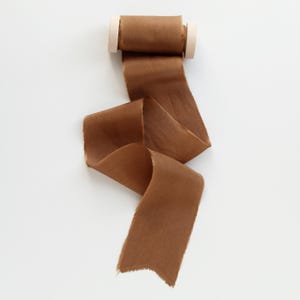 Large ruban de soie brun rouille, teint à la main, ruban de luxe, emballage de bouquet de mariée, emballage cadeau, décoration de suspension pour plante, décoration d'automne rustique