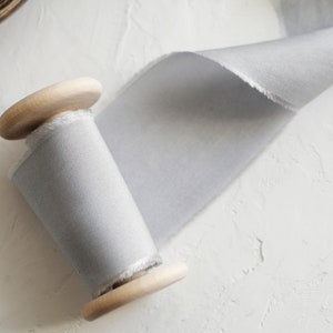 hellgraues Seidenband,hand gefärbtes Seidenband,Band für die Hochzeitseinladung,Brautstrauß,Hochzeitseinladung Flatlay,Hochzeitsband