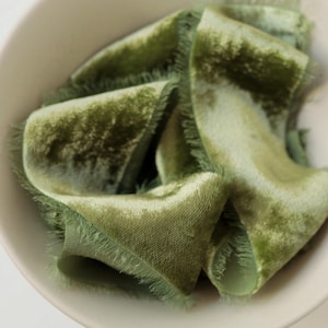 VERDE MUSCHIO - nastro di velluto di seta strappato a mano tagliato su misura nastro di velluto verde erba nastro per bouquet da sposa inviti nastro verde