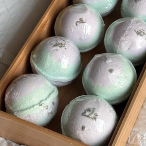 Lavender Bath Bomb – Handmade Natural Fizzy Bath Bomb | Calming Aromatherapy Soak | Relaxing Gift for Her | Spa Gift for Friend