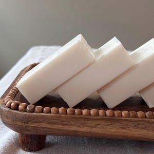 Soap Bar Manuka Honey– Natural Handmade Soap with Shea Butter and Goat Milk for Sensitive Skin, Moisturizing Face & Body Bar cruelty free
