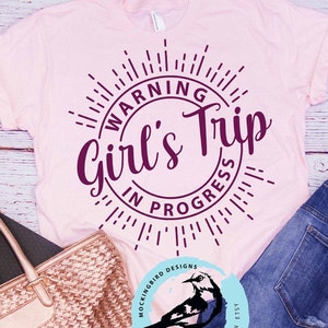 Girlfriend svg, Attenzione Viaggio della ragazza in corso SVG Design, Viaggio della ragazza, Fine settimana della ragazza, Migliori amiche, Attenzione, Fidanzata, Maglietta