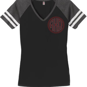 Camiseta AXO Alpha Chi Omega Monogram Game Day